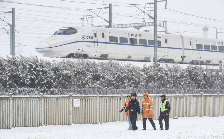 2月4日，铁路公安民警和高铁基础设施线路工在江苏淮安东站线路段巡查。（图源：新华社）