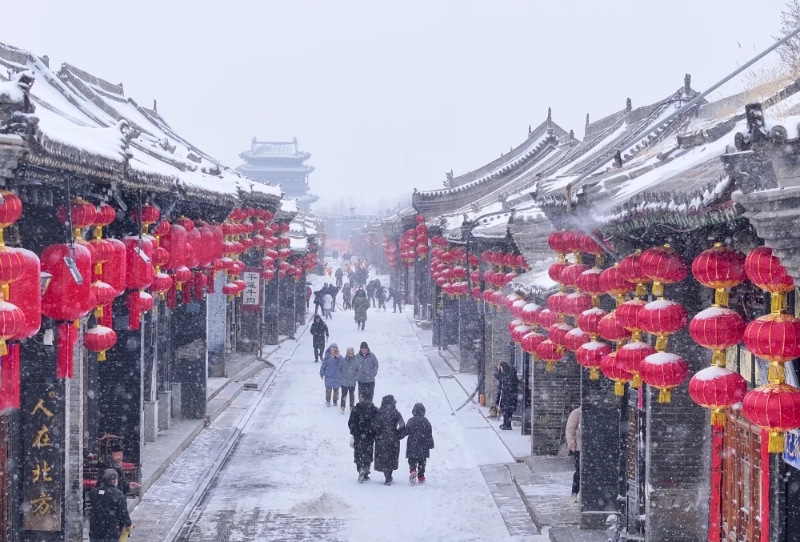 这是2月1日拍摄的雪中的山西晋中平遥古城。受寒潮天气影响，我国多地迎来降温降雪。（图源：新华社）