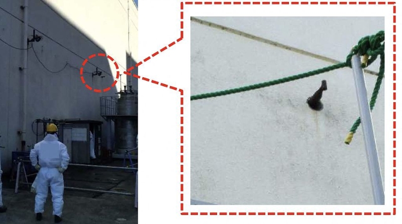 当地时间2024年2月7日，福岛第一核电站发生未经净化处理的核污染水泄漏事件，图为作业员工发现位于厂房墙上的排风管道正在漏水。（视觉中国）