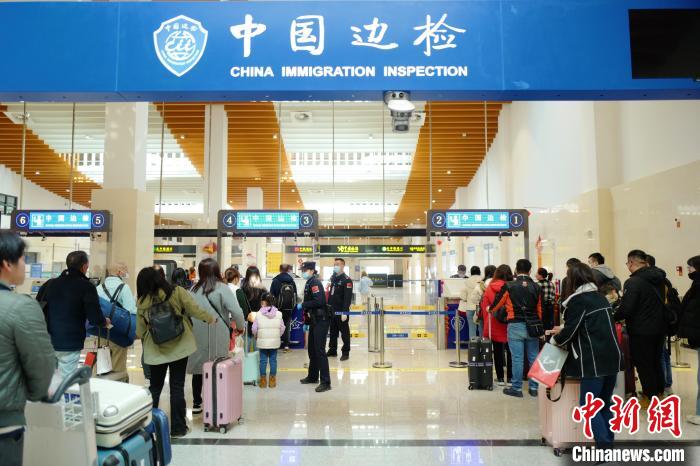 2月10日，福马“小三通”航线迎来返乡探亲客流高峰，入境台胞正在办理通关手续。　杨馨 摄
