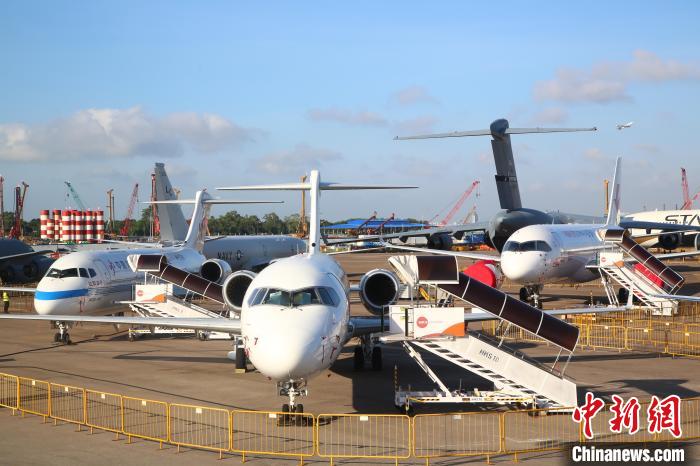中国国产客机C919以及ARJ21初次亮相新加坡航展 新签56架定单