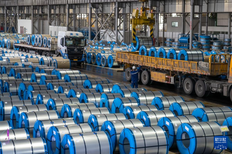 2月18日，在安徽省合肥市肥东县一家钢铁企业，工人操作设备吊装成品钢卷。
