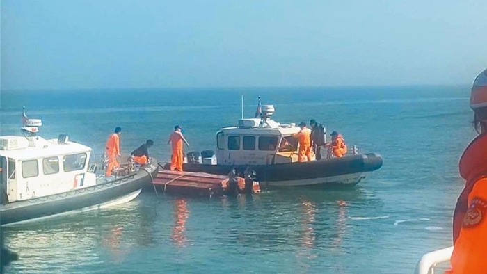 大陸漁船越界在金門海域作業，遭我海巡署追緝時翻覆釀成2死事故。圖為海巡署在案發後持續進行搜救。（海巡署提供）