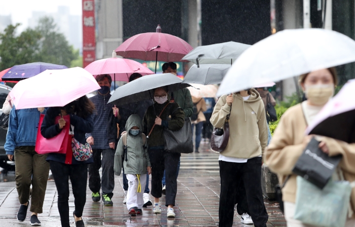 今天下午開始變天，北部及東半部有局部短暫雨，北台灣氣溫下降，入夜剩下14度。（本報資料照片）