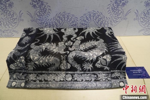 图为展品苗族蜡染龙纹盖牛被。中新社记者 蒲文思 摄.jpg