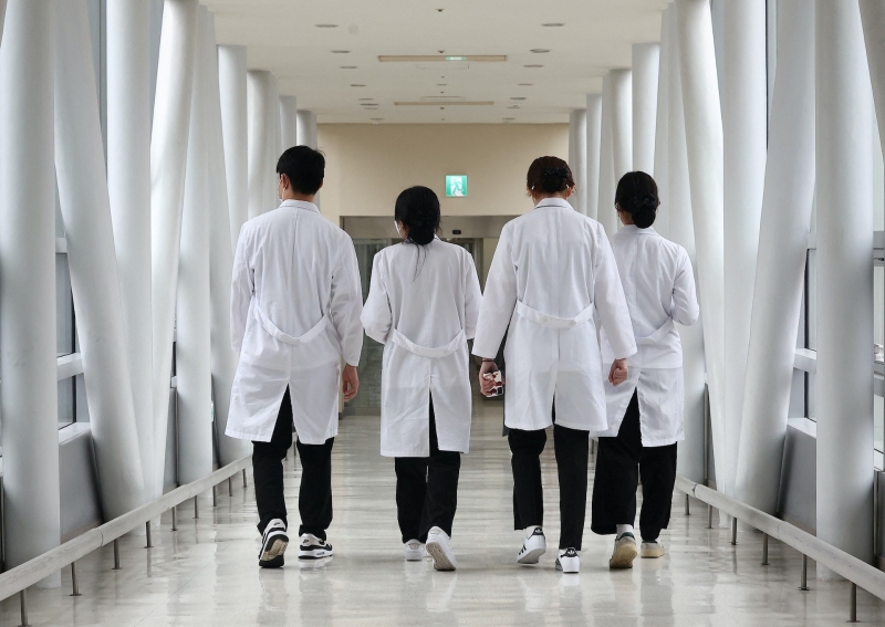 韩国医疗界抗议医学生扩招发起的辞职潮持续发酵。图为2024年2月19日，医护人员走在韩国首尔一间医院内。（图源：路透社）