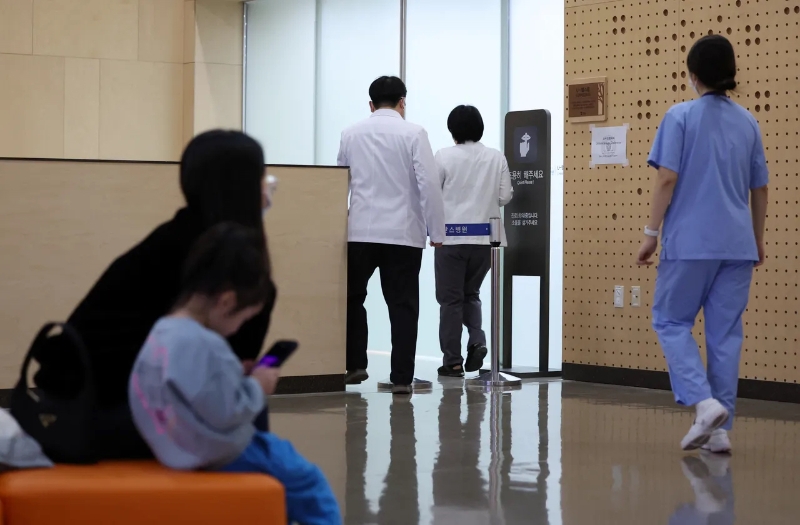 韩国首尔一间医院的医护人员2月19日工作景象。（图源：路透社）
