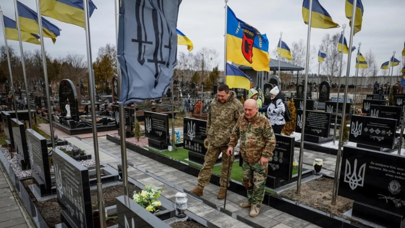 2月24日，乌克兰危机升级满两周年。一些乌克兰人在首都基辅外郊的布查镇悼念死者。（图源：路透社）