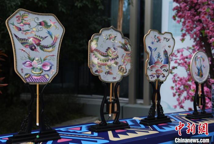 重庆酉阳举办非遗文创展西兰卡普、木叶吹奏等亮相展现少数民族风情