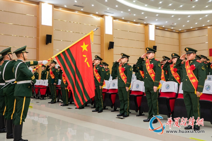 1.退役老兵向武警部队旗敬礼告别。  李庆  摄_副本