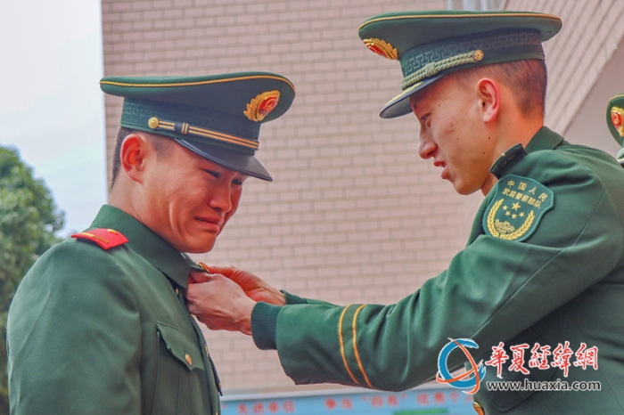 4.退役老兵含泪卸下军衔。  张辰飞  摄_副本