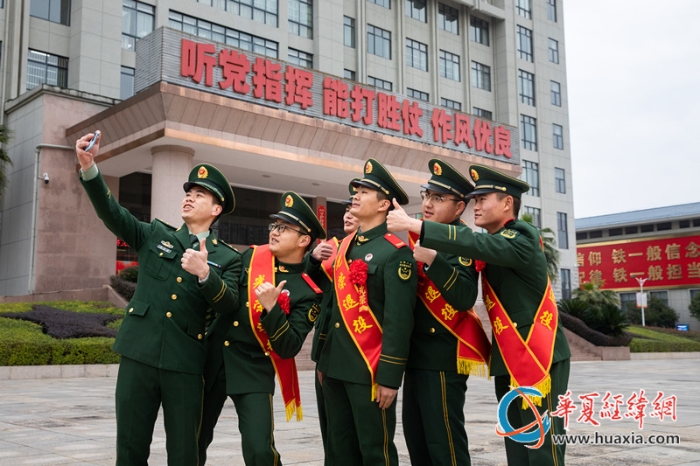 3.退役老兵留下了珍贵的合影。  李庆  摄_副本