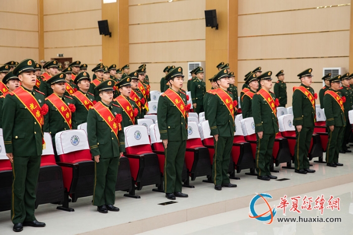 2.退役仪式上老兵高唱国歌。  李庆  摄_副本