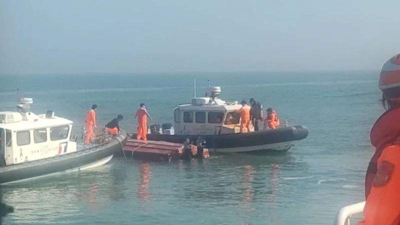 2月14日，大陆渔船在被台“海巡署”追逐过程中翻覆，2名渔民遇难。 图自台湾联合新闻网.png