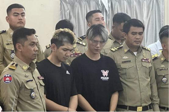 台湾网红（前排左二、左三）在柬埔寨拍摄造假视频被逮捕。 图自台媒.png
