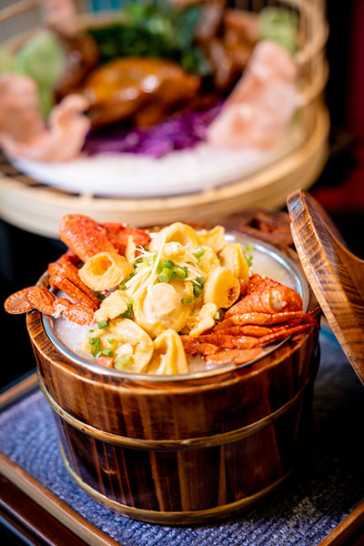 呈现香港避风塘特色的蟹粥。（香港迪士尼乐园度假区供图）