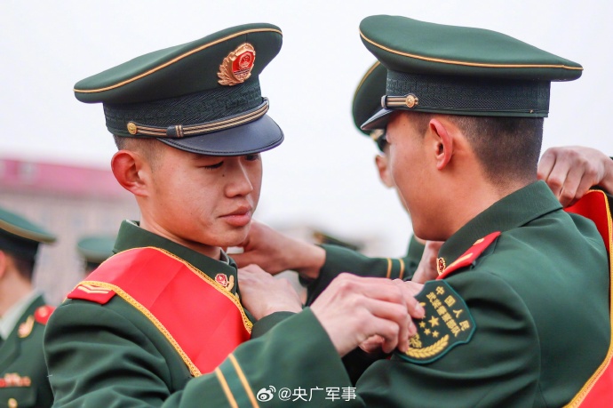 退役士兵摘下帽徽,肩章,领花,臂章,胸标,与战友相拥,向军营告别.