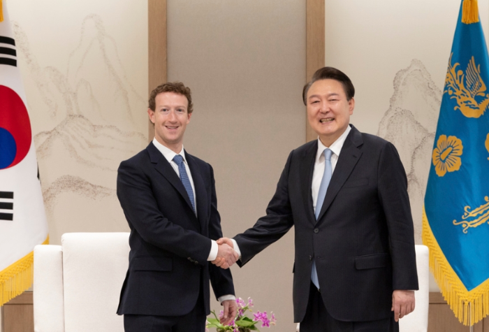 脸书母公司Meta执行长扎克•伯格（左）在2月29日会见韩国总统尹锡悦（右）