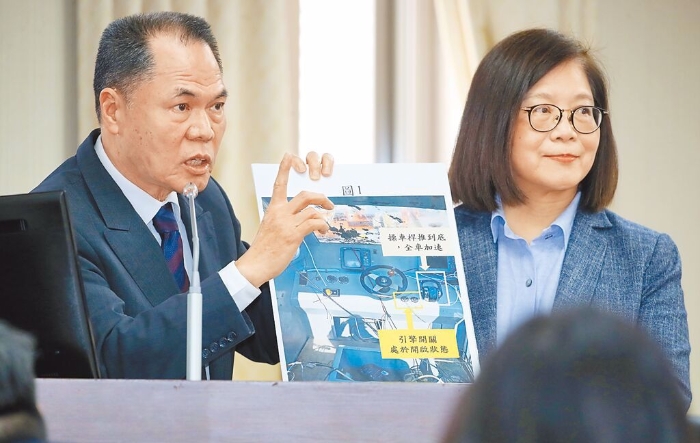 海巡署長周美伍（左）4日在立院還原大陸漁船翻覆事發經過，右為海委會主委管碧玲。（中時資料照，劉宗龍攝）