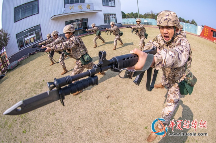 7.武警官兵积极转化“两会”精神，投身强军实践。  施晨洲  摄_副本