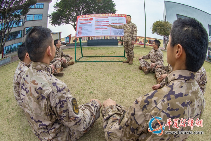 5.武警官兵利用板报学习“两会”精神。  施晨洲  摄_副本