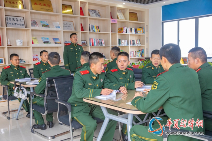4.官兵组织“两会”精神学习心得分享会。  李笑仙  摄_副本