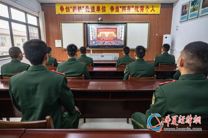 1.武警官兵收看“两会”盛况直播。  施晨洲  摄_副本