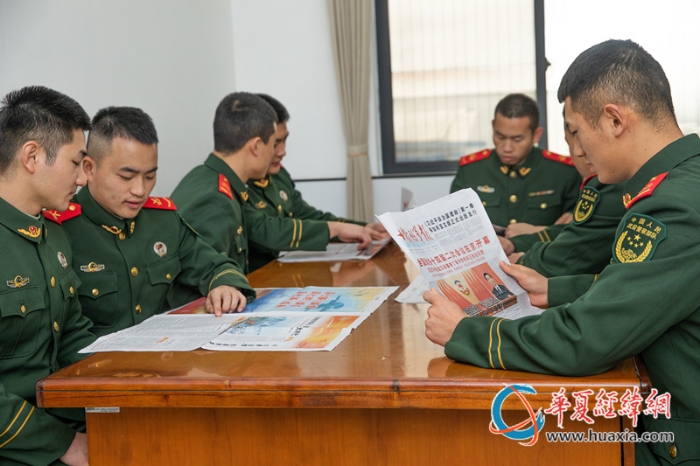 3.官兵通过报纸学习“两会”精神。  施晨洲  摄_副本