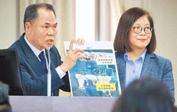 台“海巡署长”周美伍（左）还原大陆渔船翻覆事发经过，右为台湾“海委会主委”管碧玲