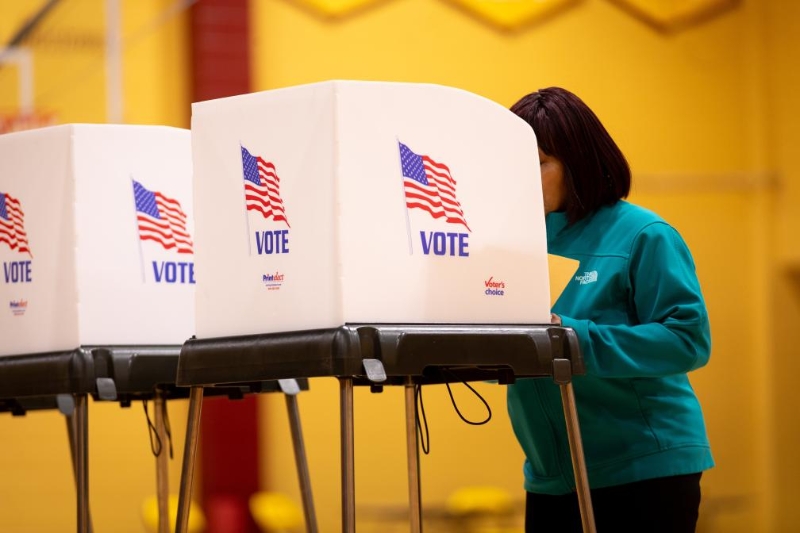 3月5日，选民在美国弗吉尼亚州彼得斯堡的投票点参与投票。新华社发（温斯特德·巴恩斯摄）