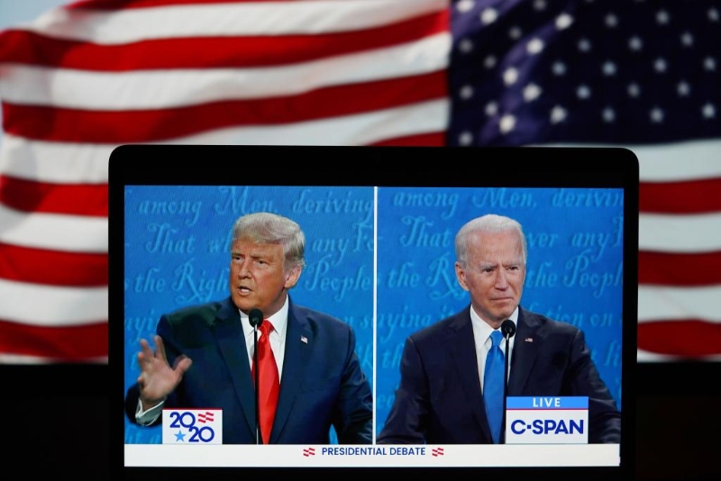 这张2020年10月22日在美国弗吉尼亚州阿灵顿拍摄的视频画面显示，时任美国总统特朗普（左）与当时的民主党总统候选人拜登在田纳西州纳什维尔市参加最后一场总统候选人电视辩论。新华社记者 刘杰 摄