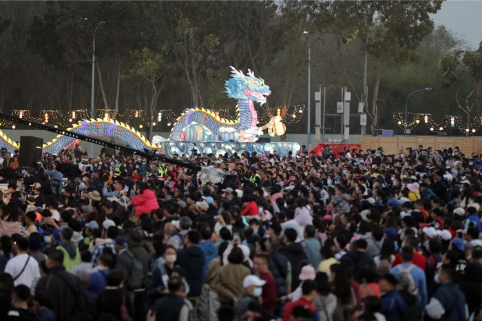 2024台灣燈會10日熄燈閉幕前，大批民眾湧進高鐵燈區賞燈。（台南市政府提供／洪榮志台南傳真）