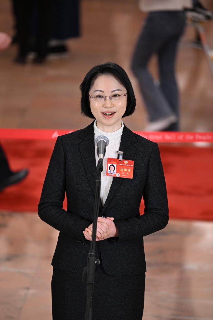 3月10日，全国政协十四届二次会议第三场“委员通道”集体采访活动在北京人民大会堂举行。这是全国政协委员柯岚接受媒体采访。（图源：新华社）