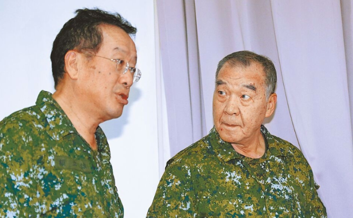 国安会秘书长顾立雄（左）、国防部长邱国正（右）