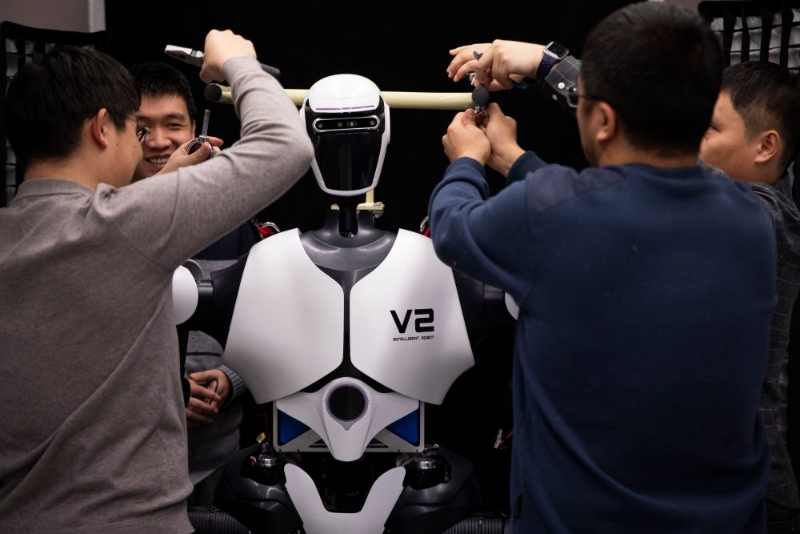 2024年1月31日，人形机器人攻关团队科研人员在多模态人工智能系统全国重点实验室调试机器人。新华社记者 金立旺 摄
