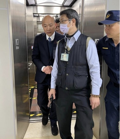 韩国瑜检视台湾立法机构电梯
