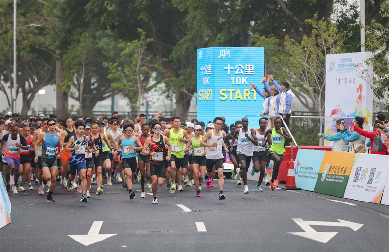 “2024金沙中国澳门国际十公里长跑赛”鸣枪起跑。（主办方供图）