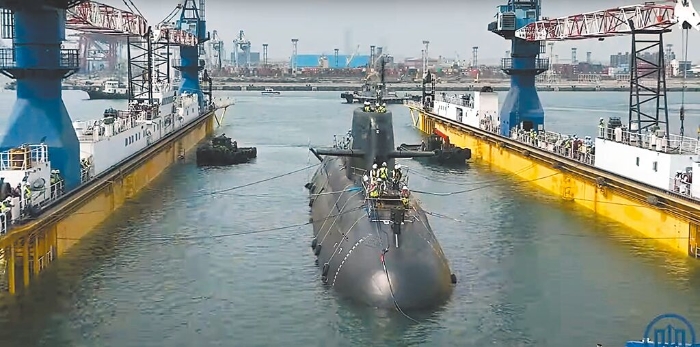台造潜舰“海鲲号”完成浮船作业