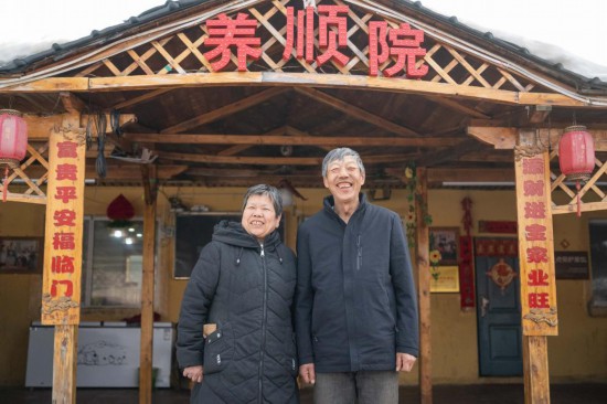 在伊春市友好区,伊春森工上甘岭林业局有限责任公司溪水林场分公司退休职工刘养顺(右)和老伴杨秋娥在自家农家院中(3月13日摄)。新华社记者 谢剑飞 摄