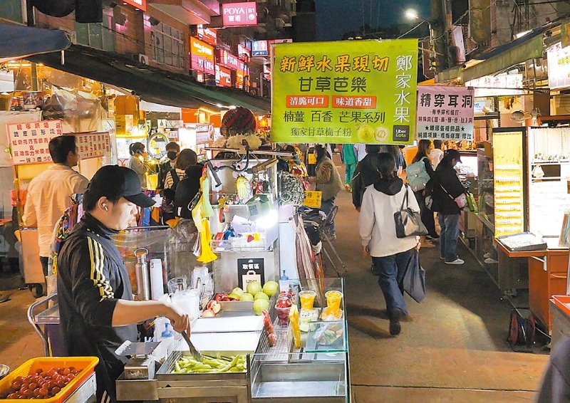 央行宣布升息半碼，房貸負擔將加重，再漲電價勢必會帶動物價飛漲。小資族感嘆日子更難過，恐怕連臭豆腐、雞排都快吃不起。（陳俊吉攝）