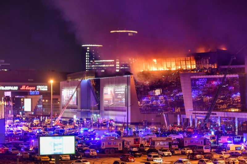 3月22日，俄罗斯莫斯科近郊克拉斯诺戈尔斯克市一音乐厅发生枪击事件后引发火灾。新华社记者曹阳摄