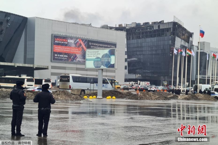 据俄新社当地时间23日报道，俄侦查委员会称，莫斯科近郊音乐厅22日发生恐怖袭击，目前死亡人数已升至115人。图为遭袭音乐厅经大火燃烧后面目全非。