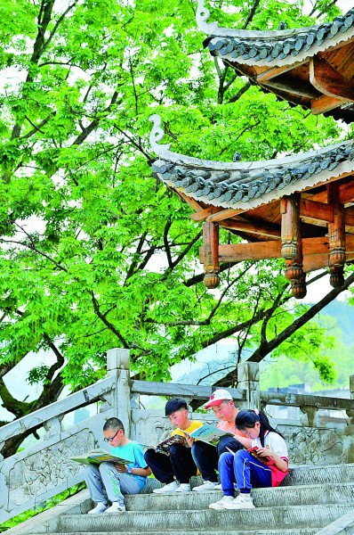 春日，携一卷泛黄的书回家——古旧书市焕发新机