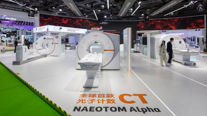 2023年11月8日在第六届中国国际进口博览会医疗器械及医药保健展区拍摄的西门子展位。（图源：新华社）