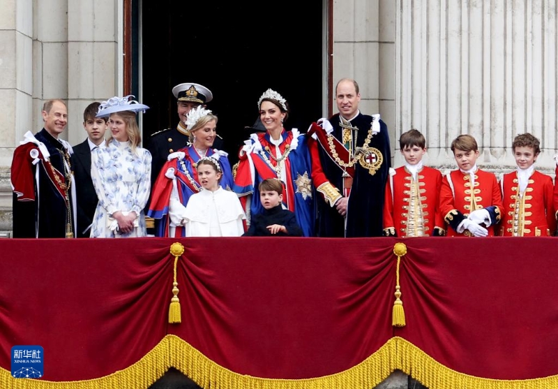 2023年5月6日，凯特王妃（中）在英国伦敦参加英国国王查尔斯三世的加冕仪式后，在白金汉宫阳台上与民众见面（资料照片）。新华社记者 李颖 摄