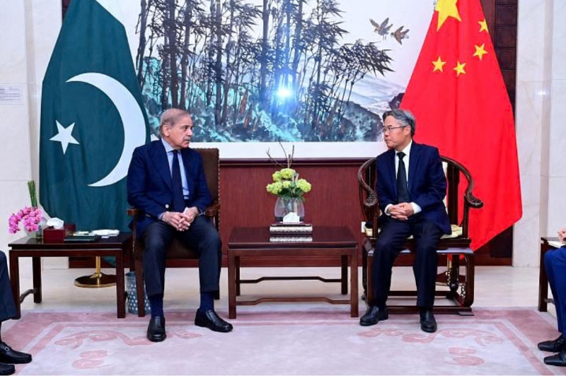 巴基斯坦总理办公室发布的照片显示，巴基斯坦总理谢赫巴兹·谢里夫（左）在中国驻伊斯兰堡大使馆就3月26日发生的自杀式袭击同中国大使姜再冬举行会谈。（图源：法新社）