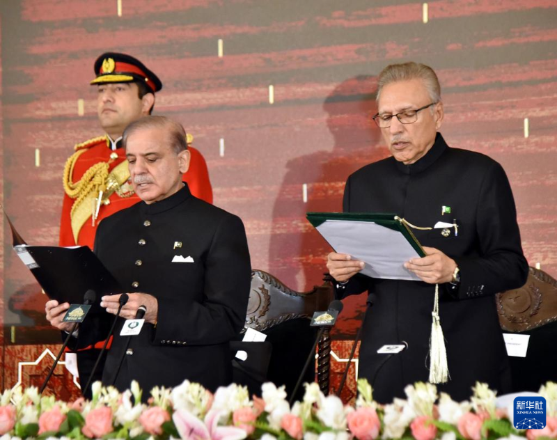 3月4日，在巴基斯坦伊斯兰堡总统府，巴基斯坦总统阿尔维（右）主持新当选总理夏巴兹·谢里夫的宣誓就职仪式。（图源：新华社）