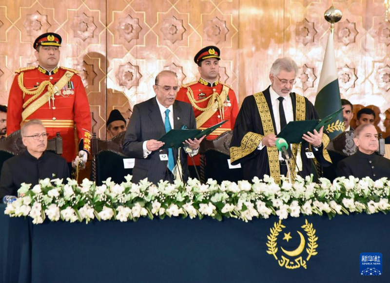 3月10日，在巴基斯坦伊斯兰堡总统府，巴基斯坦最高法院首席大法官卡齐·法伊兹·伊萨（前排右二）主持当选总统阿西夫·阿里·扎尔达里（前排右三）的宣誓就职仪式。（图源：新华社）