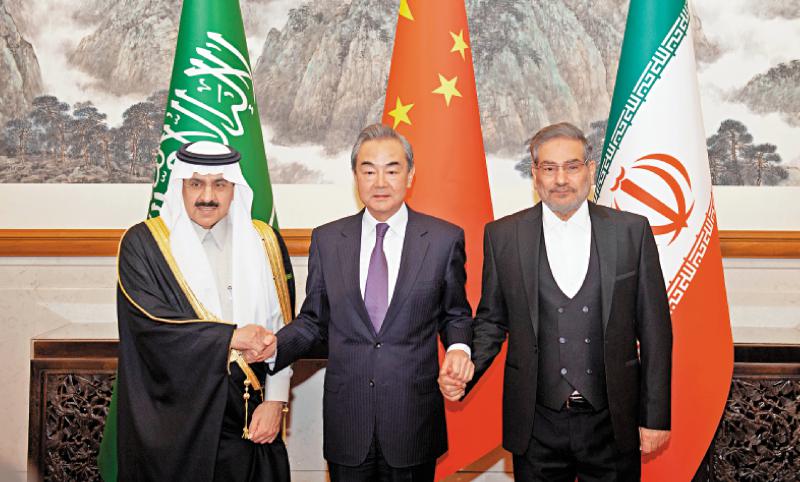 2023年3月10日，中共中央政治局委员、中央外办主任王毅（中）与沙特国家安全顾问艾班（左）和伊朗最高国家安全委员会秘书沙姆哈尼（右）在北京合影。（图源：中新社）
