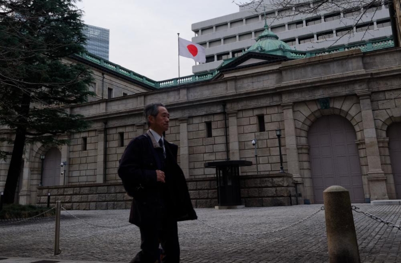 3月19日，一名行人从日本东京的日本银行总部前走过。（图源：新华社）